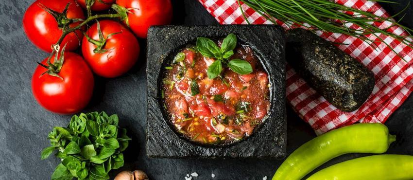 Taste Atlas destaca al Chancho en Piedra como la salsa mejor valorada del mundo: Recomiendan local de Talca para comerlo