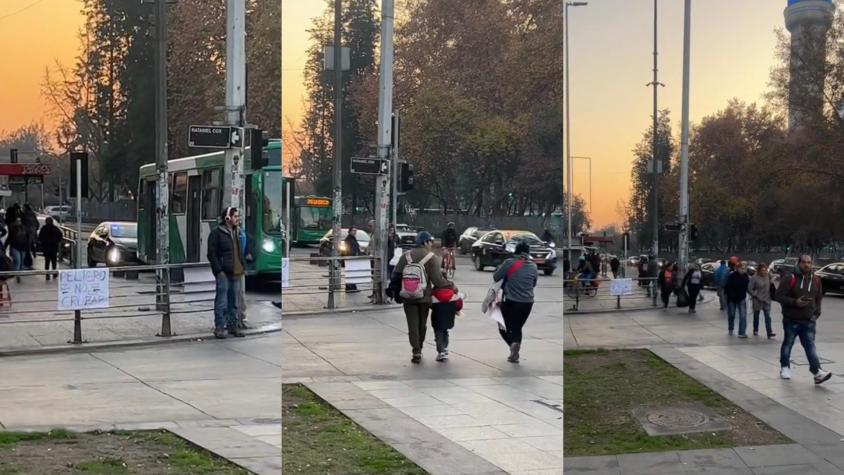 Video muestra que peatones siguen cruzando por paso no habilitado donde murió una mujer atropellada en Santiago Centro