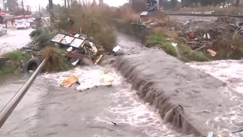 VIDEO: Canal Santa Marta se desbordó ante intensa lluvia en la Región Metropolitana
