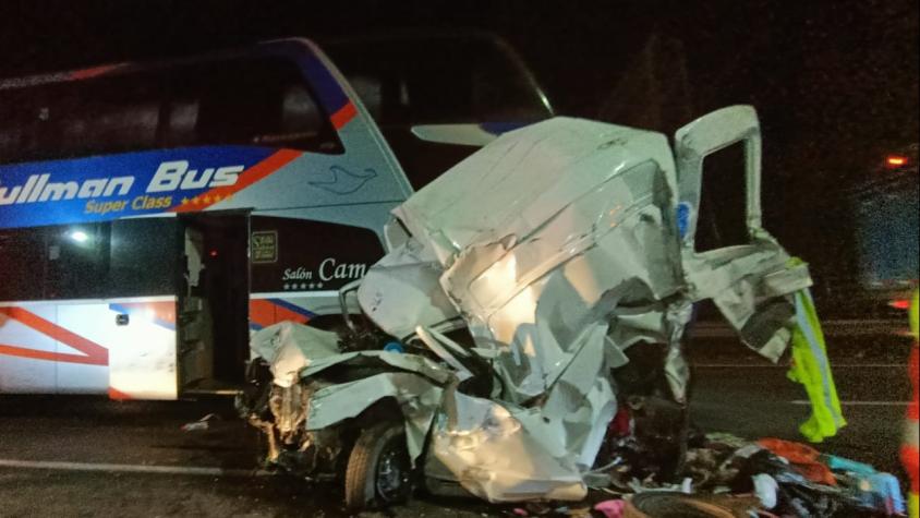 Bus chocó contra dos vehículos en Ruta 5 Sur: Hombre falleció en el lugar