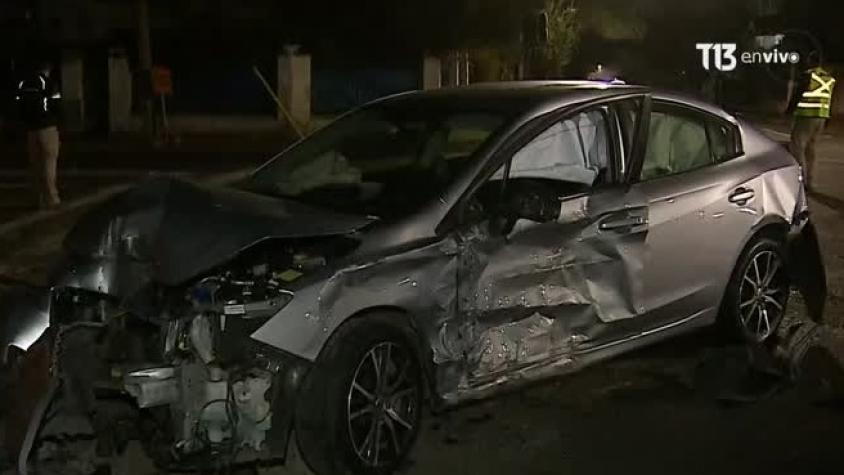 Vehículo terminó incrustado en un poste en Providencia: No respetó luz roja y colisionó contra otro automóvil 