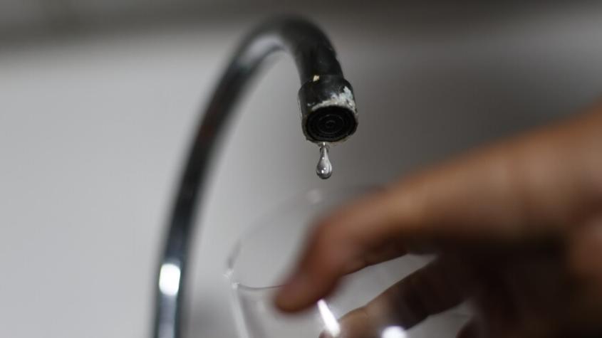 Aguas Andinas advierte que "si la gente se pone a juntar agua antes de tiempo", puede haber menos horas de servicio