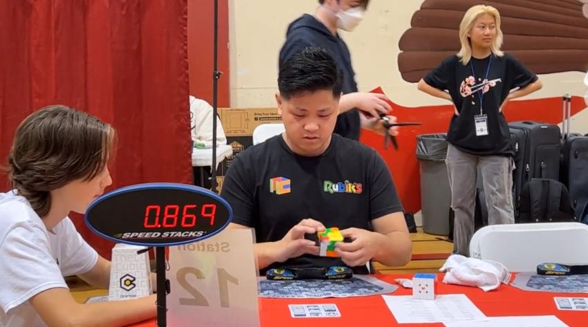 Nuevo récord mundial: joven armó un cubo Rubik en tan sólo 3 segundos
