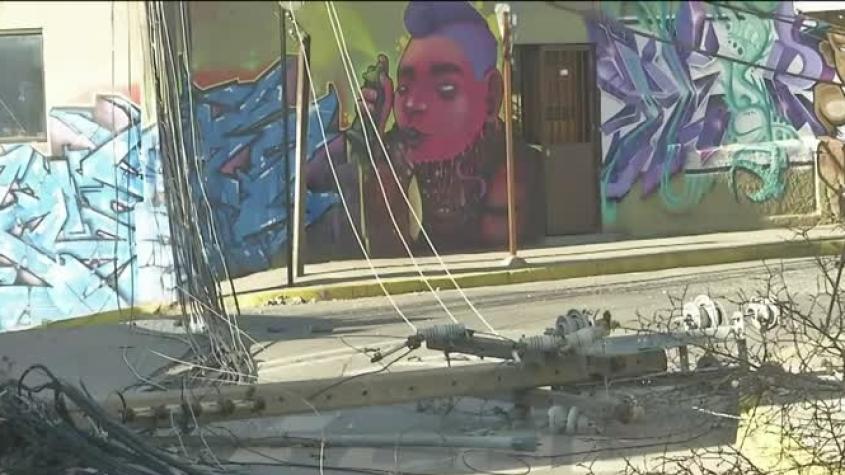 Alumbrado eléctrico se desploma en Valparaíso: Cuatro postes cedieron 