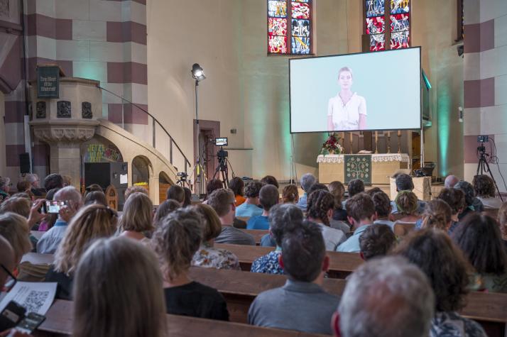 Realizan la primera misa impulsada por ChatGPT en Alemania: asistieron más de 300 personas