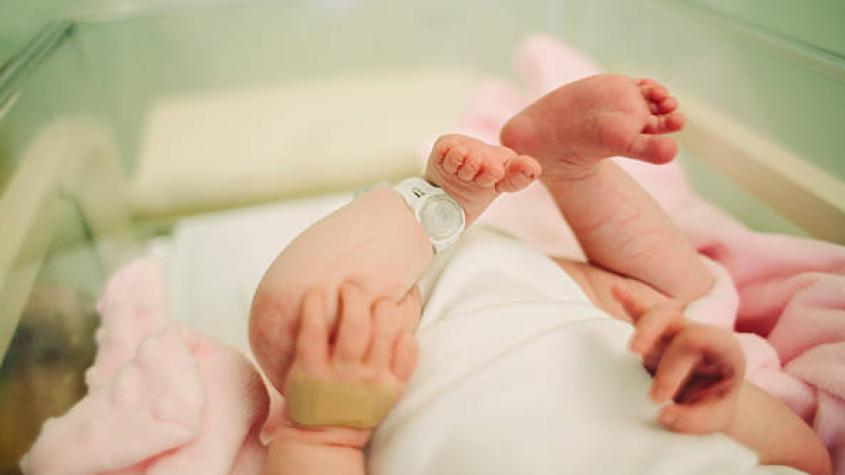 "Estábamos casi muertos en vida": Las sentidas palabras de los padres de bebé que murió a la espera de una cama