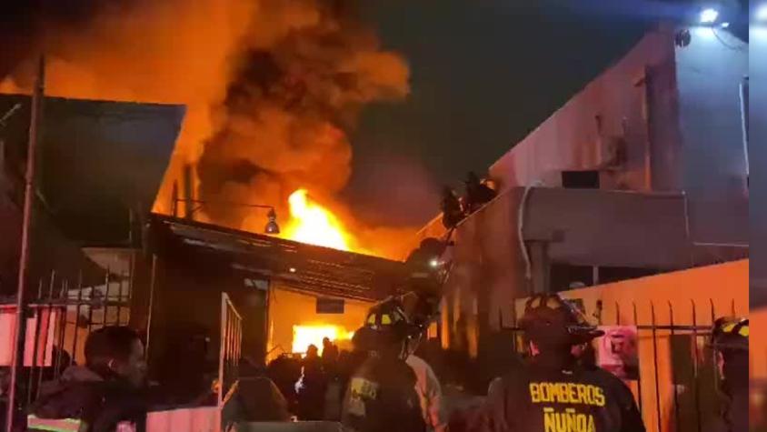 Seis bomberos lesionados tras violento incendio a fábrica textil en Macul: Uno cayó desde un techo