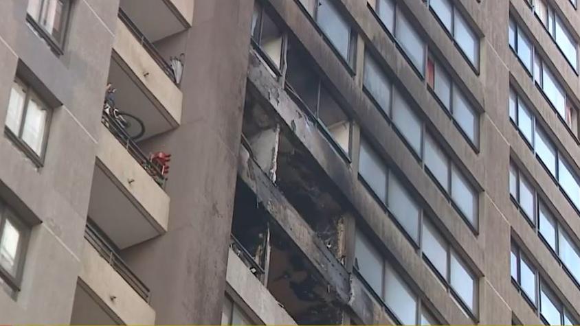 Incendio afecta a departamentos de edificio en el centro de Santiago