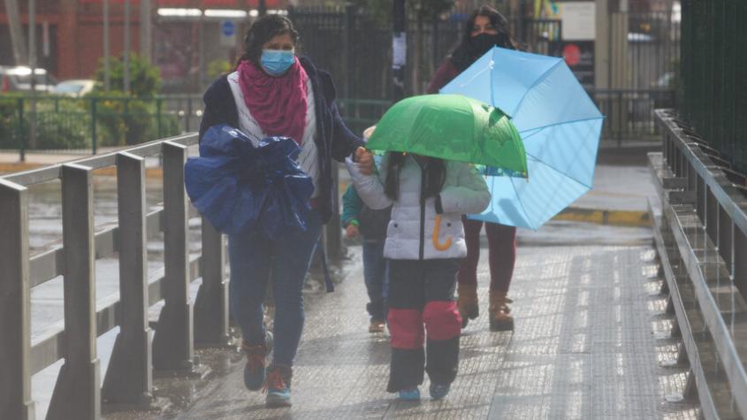 Intensas lluvias: La Florida y Puente Alto suspenden clases en colegios municipales para este viernes