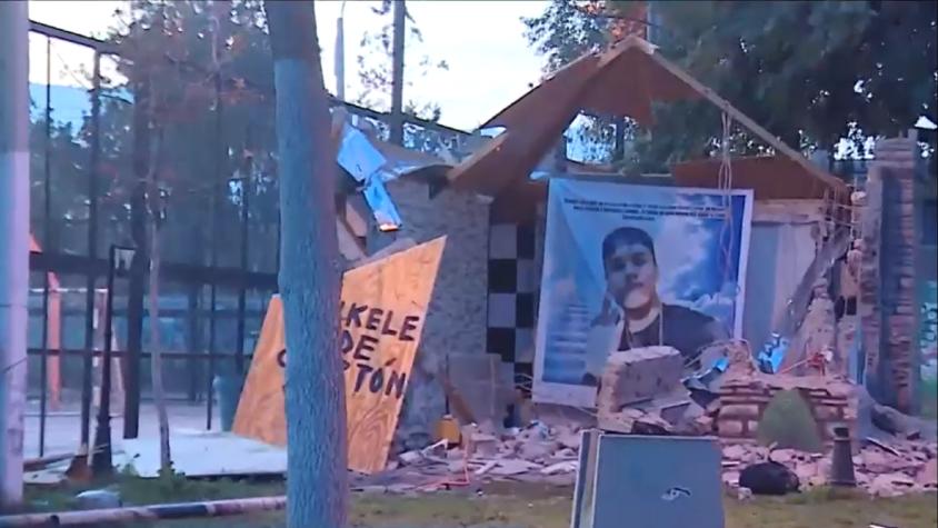 Familia destruyó "castillo narco" de Lo Espejo: Dejaron carteles en escombros