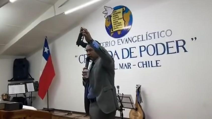 VIDEO | Sujeto entregó armas y balas a pastor evangélico en culto religioso en Viña del Mar