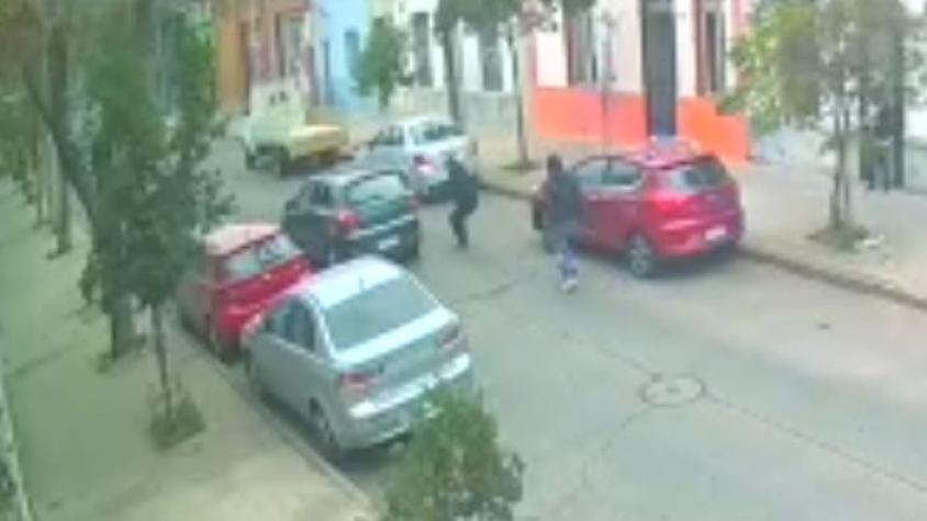 Gendarme de civil logra frustrar millonario robo en centro de Santiago: Disparó contra antisociales