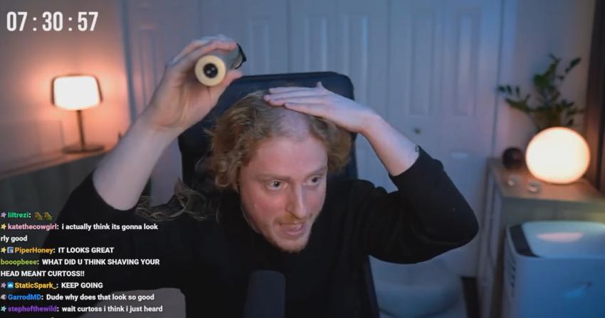 Streamer descubre en vivo que tiene una hendidura en la cabeza por culpa de sus audífonos