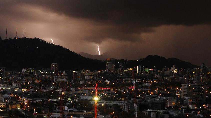 Dirección Meteorológica emite aviso de posibles tormentas eléctricas en 10 regiones del país, incluida la RM 