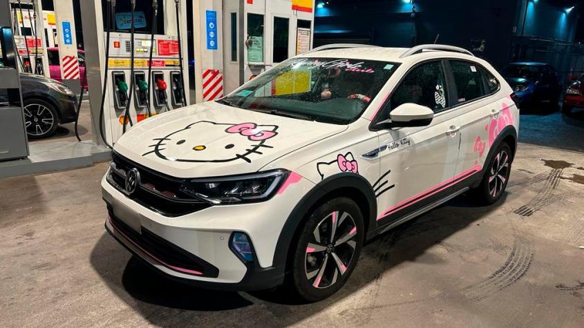 Auto de Hello Kitty se roba todas las miradas en las calles de Santiago