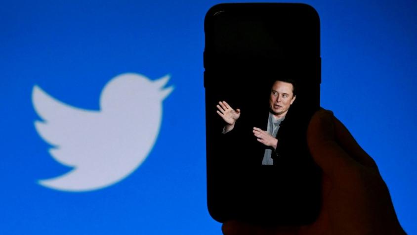 Musk dice que Twitter perdió la mitad de sus ingresos publicitarios