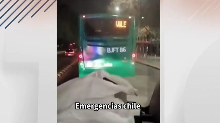 Bus impidió tránsito de ambulancia por vía exclusiva en la Alameda
