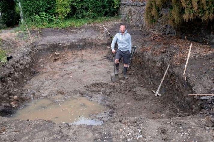 Hombre descubrió un insólito objeto mientras hacía una excavación en su patio