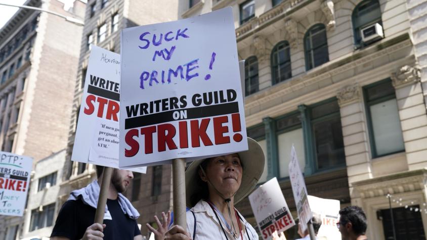 ¿De qué se trata la huelga de actores y guionistas que puede paralizar a Hollywood?