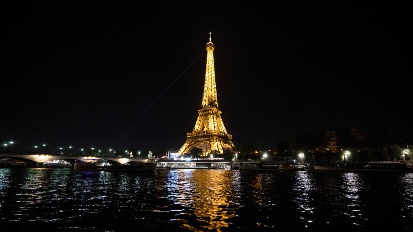 Turista mexicana denuncia violación en grupo cerca de Torre Eiffel en París