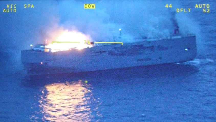 Un muerto y varios heridos tras gigantesco incendio en barco que trasladaba al menos 300 vehículos Mercedes Benz