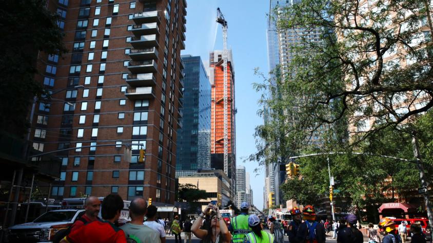 El impactante momento en que una grúa a gran altura colapsa y golpea un edificio en Nueva York: hay al menos dos heridos