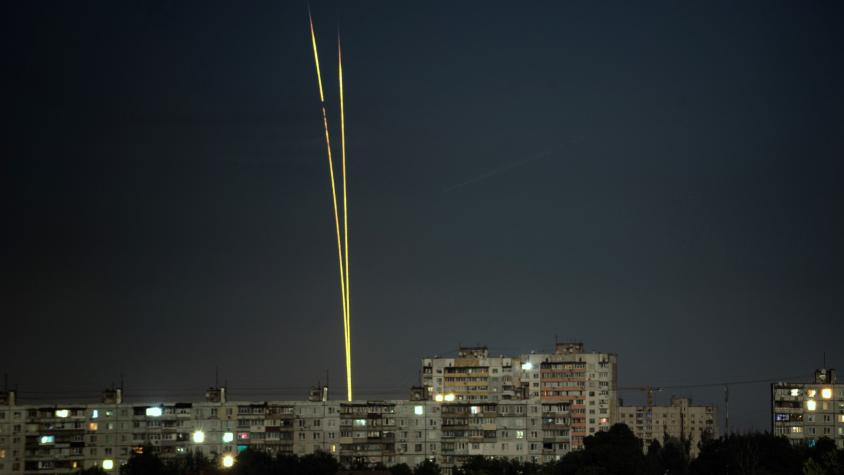 Dron impacta una torre en barrio de negocios en Moscú