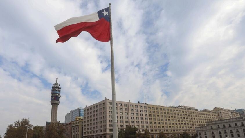 Diputados UDI ofician al Gobierno por publicación sobre la bandera chilena: los acusan de querer "reescribir" símbolos patrios