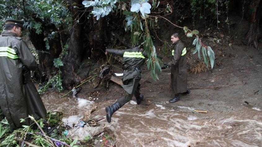 Estaban acampando: Dos muertos tras derrumbe en Curacautín por lluvias
