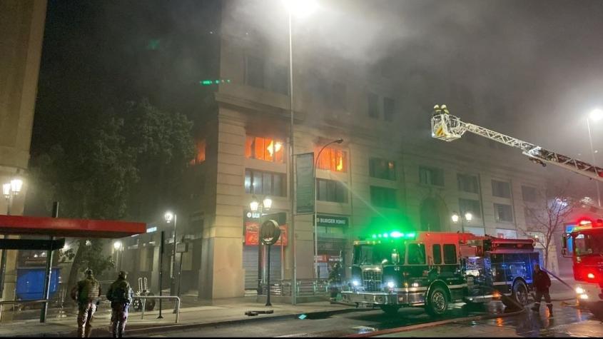 Incendio afectó oficinas de la seremi de Bienes Nacionales en plena Alameda