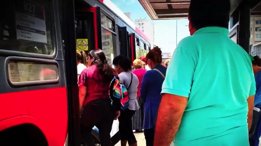 Prohíben abrir las puertas traseras para evitar evasión: Choferes de buses amenazan con paro 