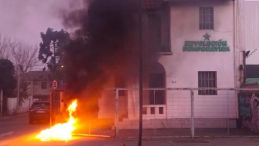 Prenden fuego afuera de sede de Revolución Democrática en comuna de Providencia