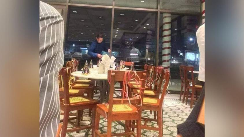 Hombre reservó tres mesas para celebrar su cumpleaños 61 en restaurante: No llegó nadie 
