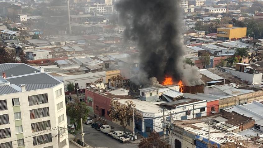 Gran incendio se registra en vivienda en pleno centro de Santiago
