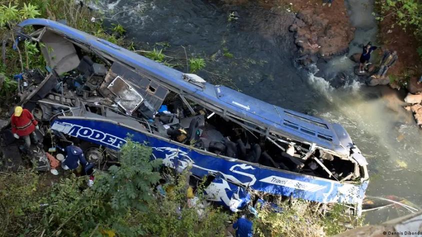 Autobús cae a un abismo en Perú y deja al menos 10 muertos