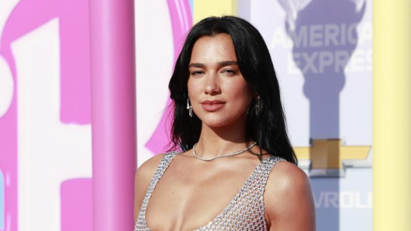 Dua Lipa deslumbra con osado vestido de transparencias en estreno mundial de "Barbie"