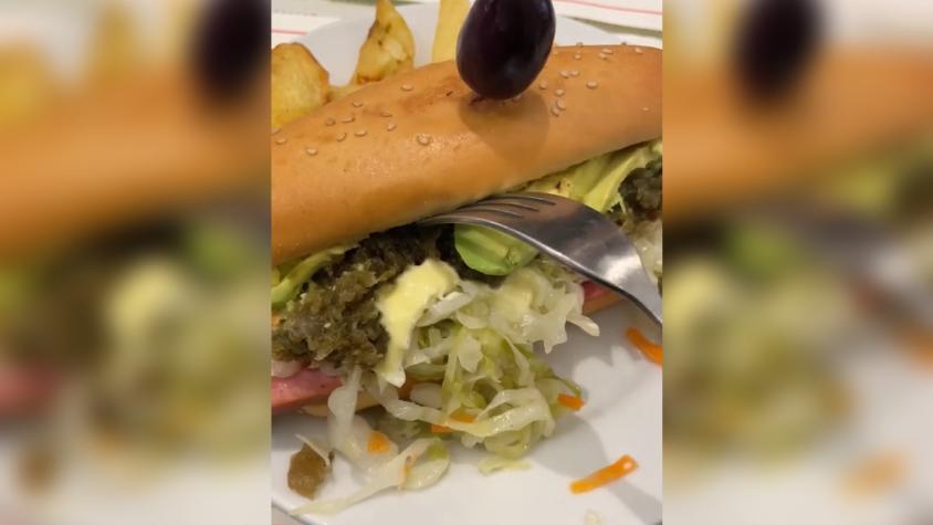 Con palta en trozos, pepinillo y repollo: La versión del completo "a la chilena" en Perú que encendió las redes