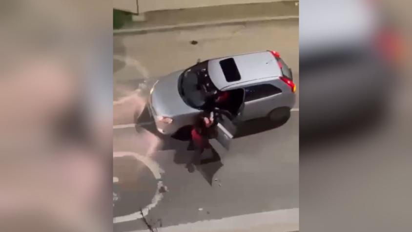 VIDEO | Pasajera de app de transportes quedó colgando de puerta de auto tras incidente con conductor en Villa Alemana
