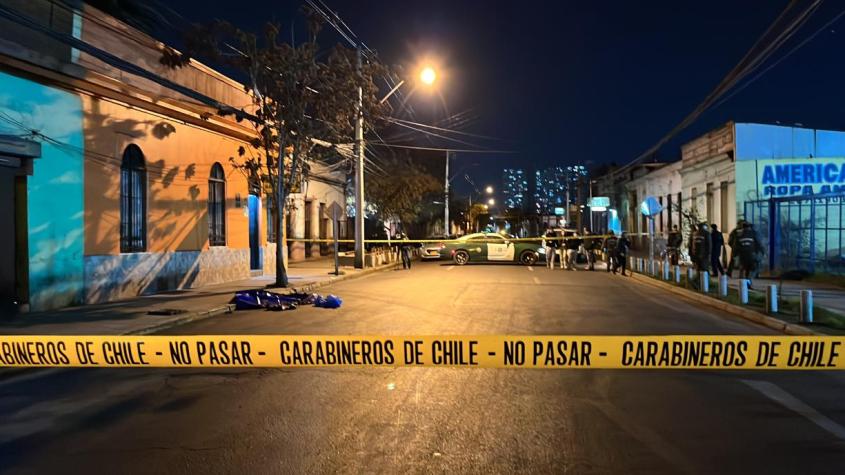Hombre muere baleado en la cabeza en Estación Central: Fue hallado en plena vía pública