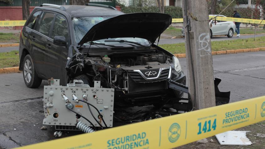 Transformador cae sobre vehículo en Providencia tras choque: Más de 900 personas quedaron sin luz