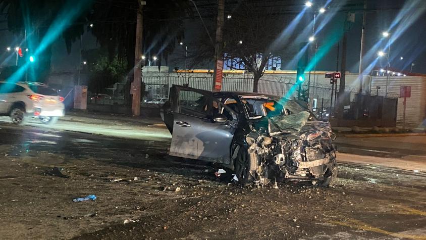 Tres personas con riesgo vital y otros seis lesionados tras colisión de auto con camión de combustible en Melipilla