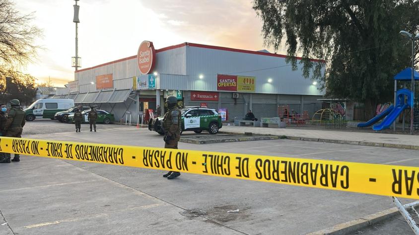 Carabinero es herido a bala en violento asalto a supermercado en Conchalí
