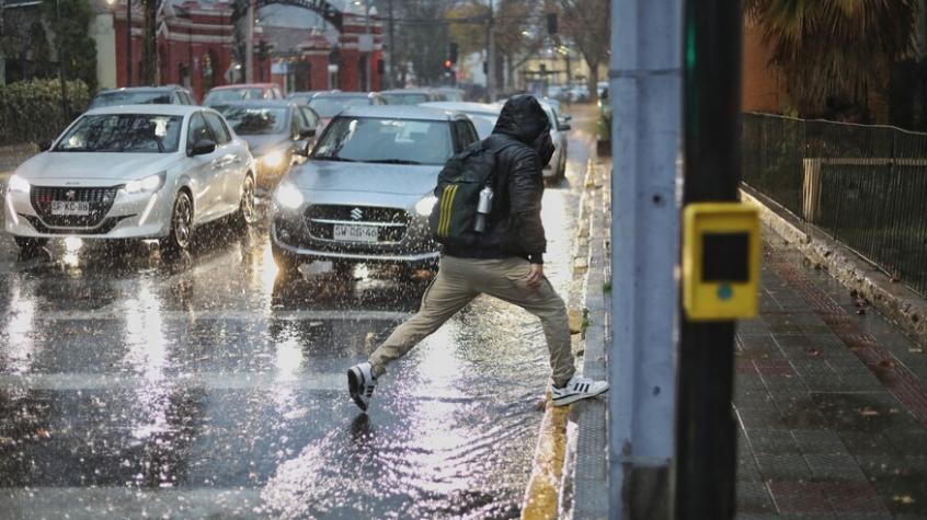 ¿A qué hora comenzará a llover en Santiago este martes? 