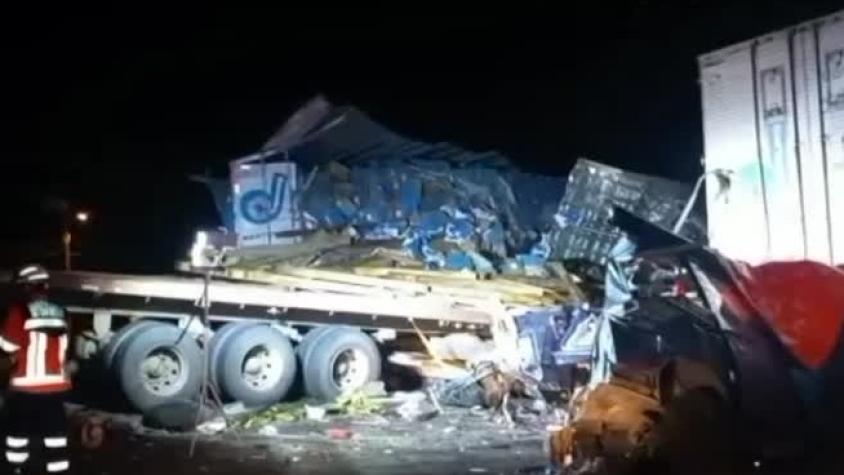Curicó: Colisión múltiple entre camiones y vehículos deja dos muertos en plena Panamericana Sur