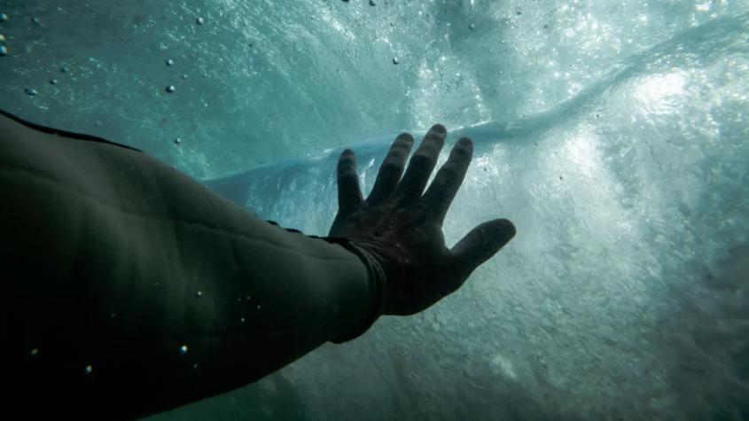 Aterrador: Hombre grabó cómo se ahogaba en un lago tras volcar su kayak