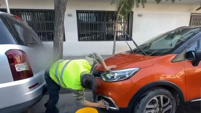 Comunidad T13: Denuncia que sujetos roban agua desde grifos para lavar autos en Meiggs