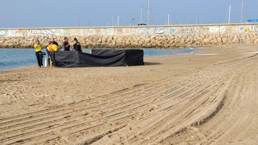 Bebé fue hallada muerta en playa de España tras naufragio: Viajaba junto a sus padres