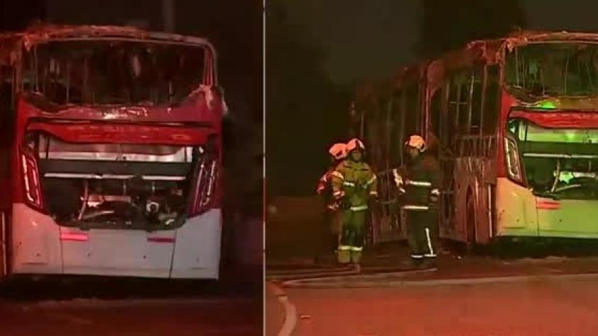 Desconocidos queman bus en el límite de Cerrillos y Estación Central