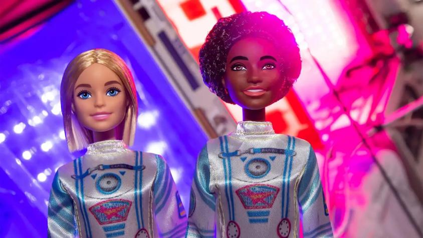 La historia de las dos Barbies que viajaron al espacio exterior junto a astronautas reales