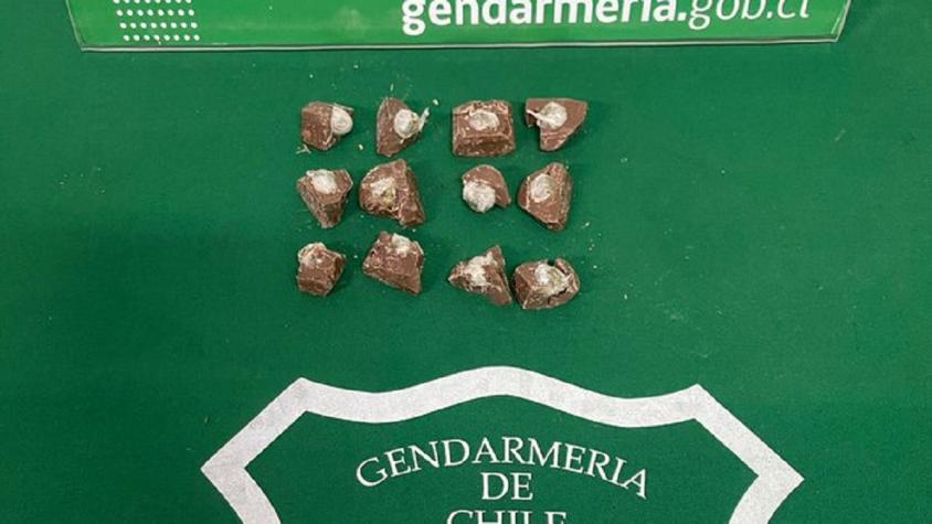Gendarmes descubren a reo con chocolates rellenos con marihuana: se los habían llevado en su día de visita
